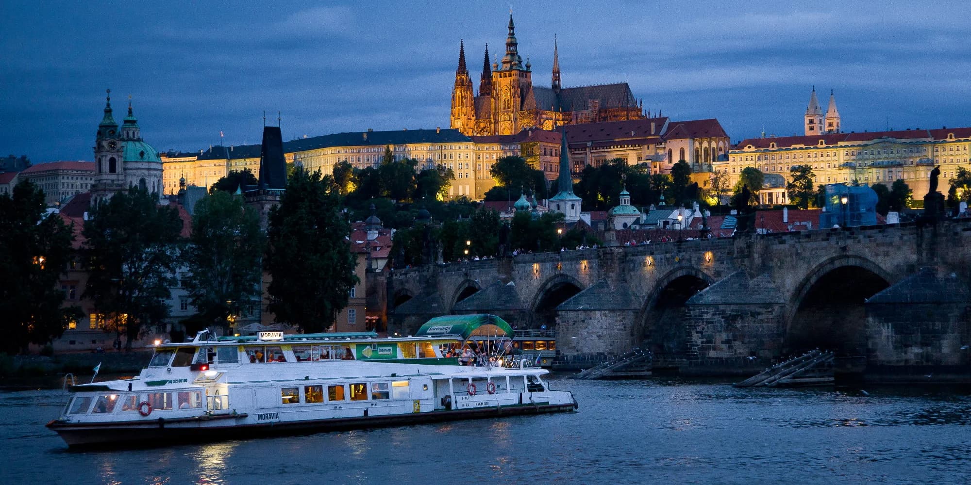 2hod. plavba pro dva: oběd či večeře formou švédských stolů a aperitiv