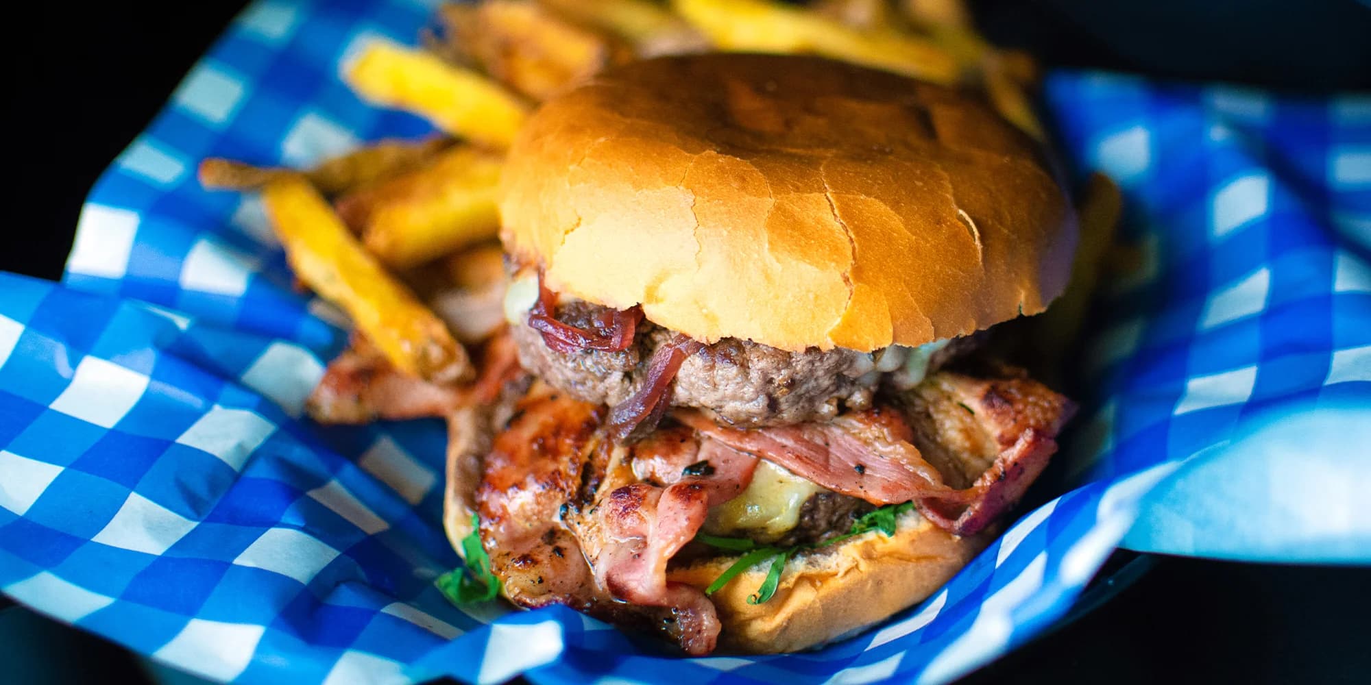 Burger dle výběru s přílohou: bourbon BBQ se slaninou i vege s jalapeños