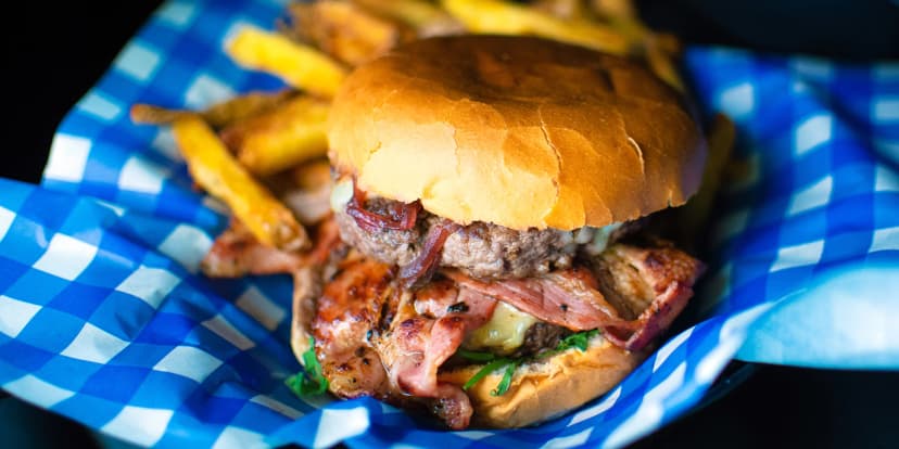 Burger dle výběru s přílohou: bourbon BBQ se slaninou i vege s jalapeños