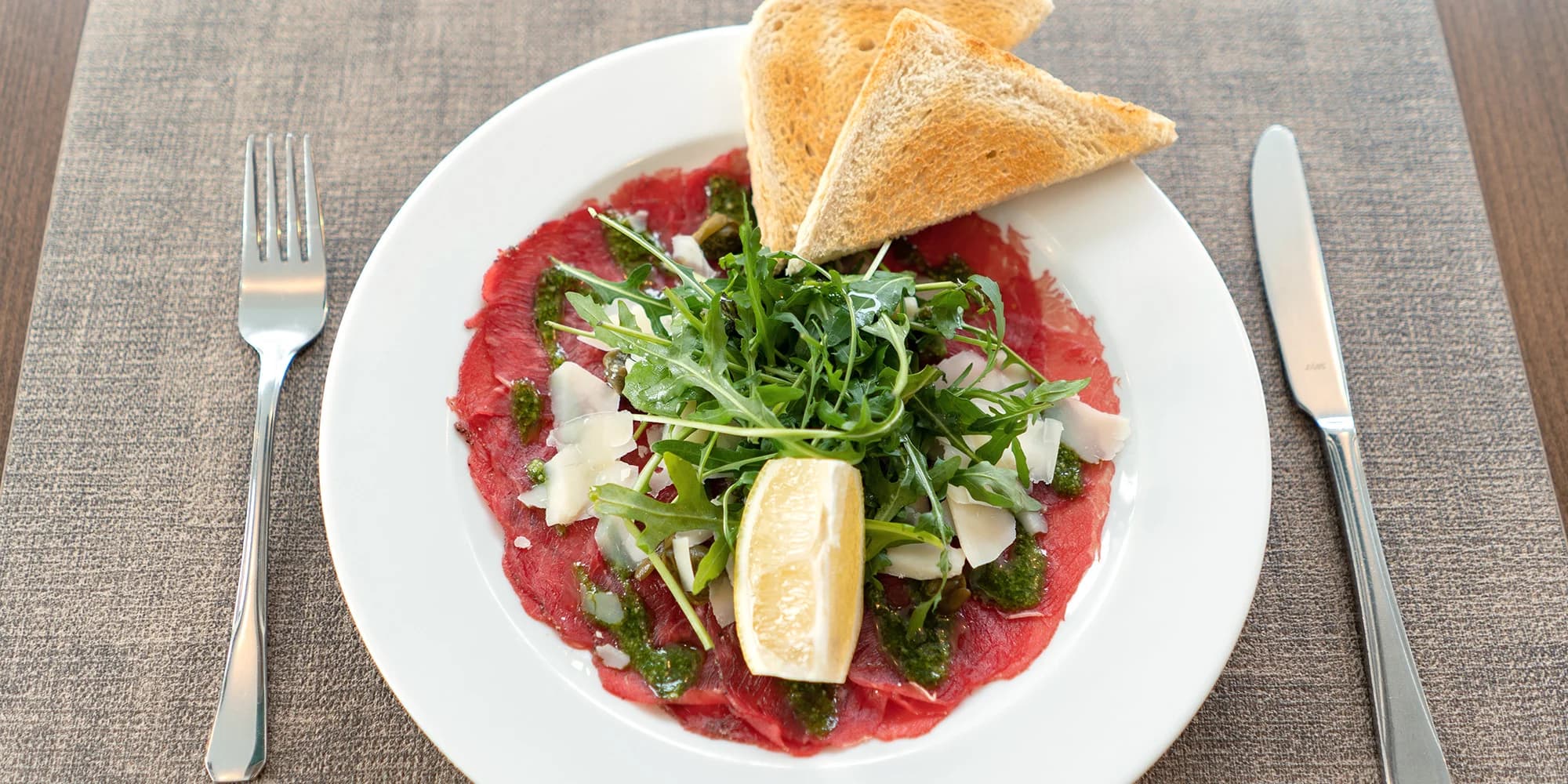 Tříchodové menu pro dva: carpaccio, panenka v prosciuttu a crème brûlée