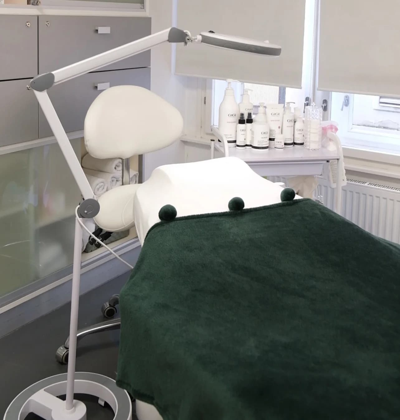 Kosmetické ošetření pleti s mikrodermabrazí, chemickým peelingem i masáží
