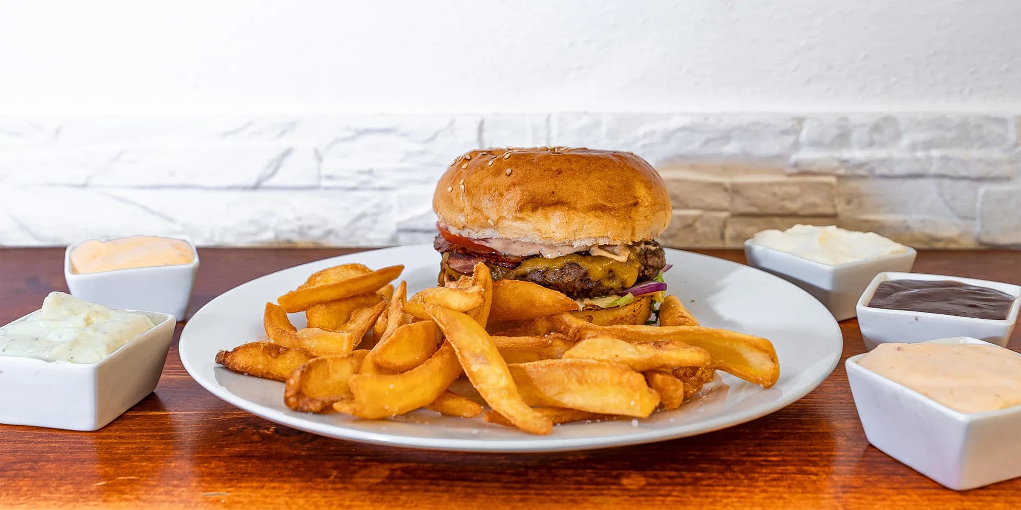 Burger hovězák z vyzrálého masa se slaninou a čedarem, hranolky i dip dle výběru