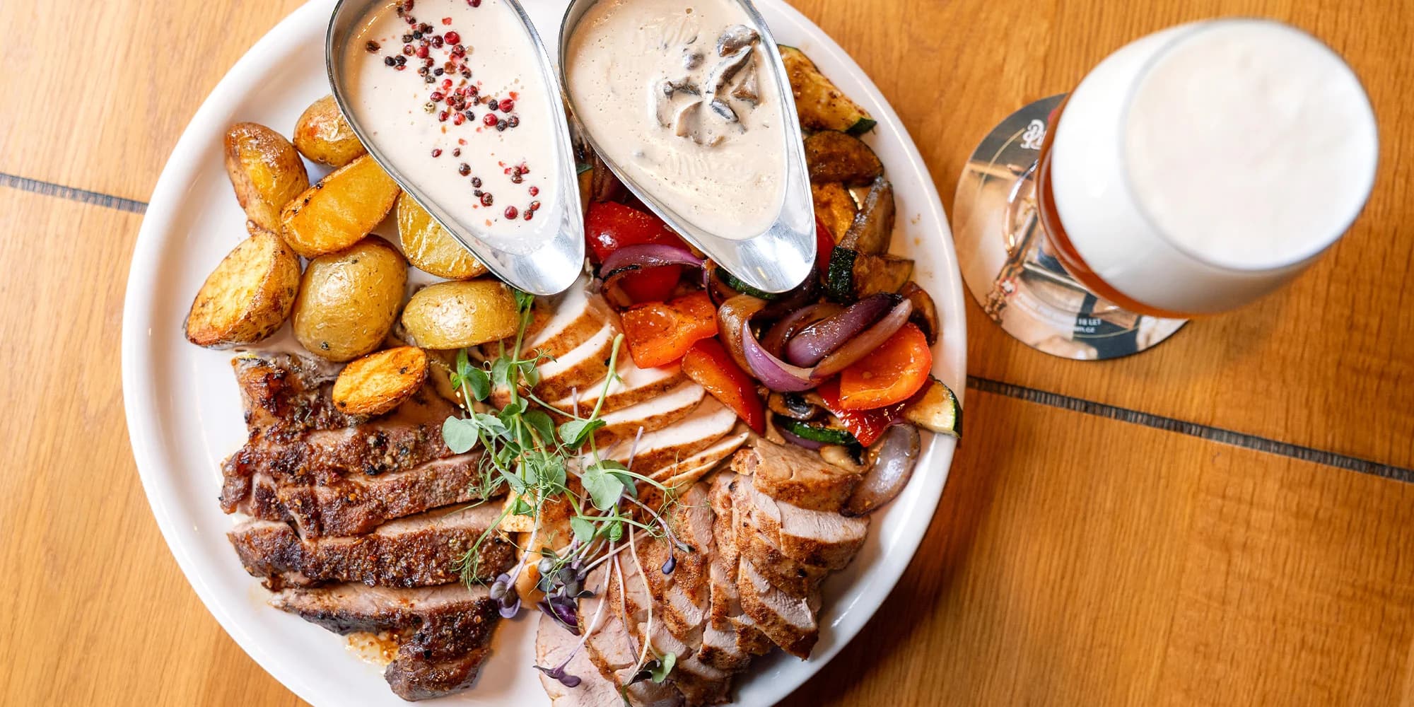 Steakové prkno se třemi druhy masa a přílohami i s velkým pivem pro 2 osoby
