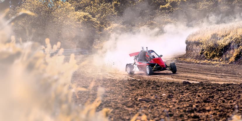 Jízda ve speciálně upravené závodní buggy: 3 až 10 kol na uzavřené trati