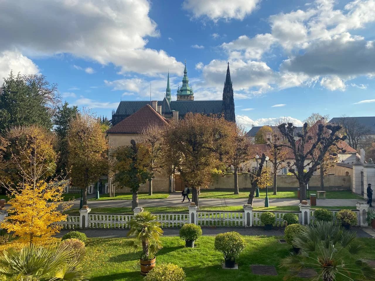 3chodové menu plné českých specialit: gulášová polévka, kachna i jablečný závin