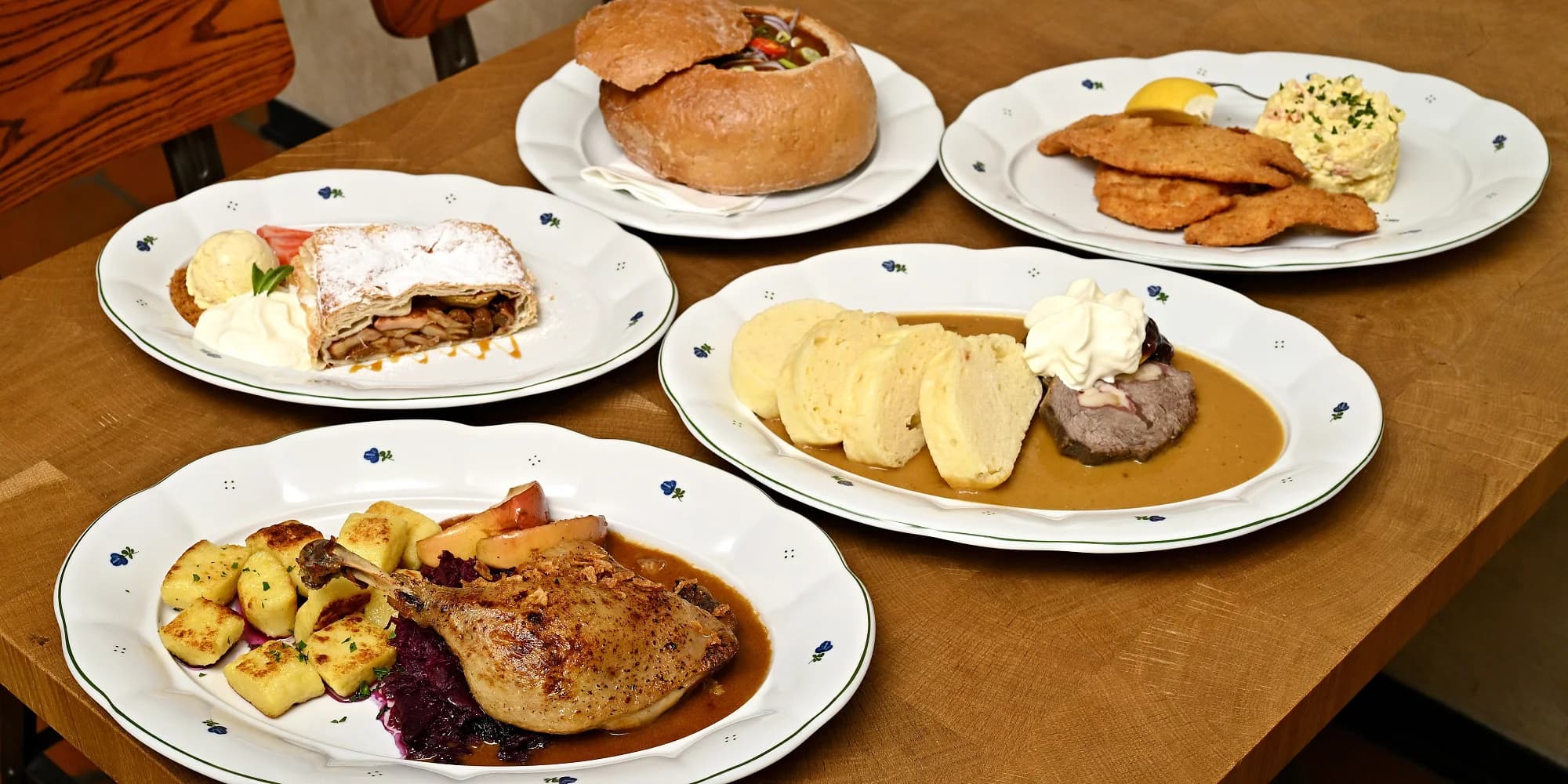 3chodové menu plné českých specialit: gulášová polévka, kachna i jablečný závin