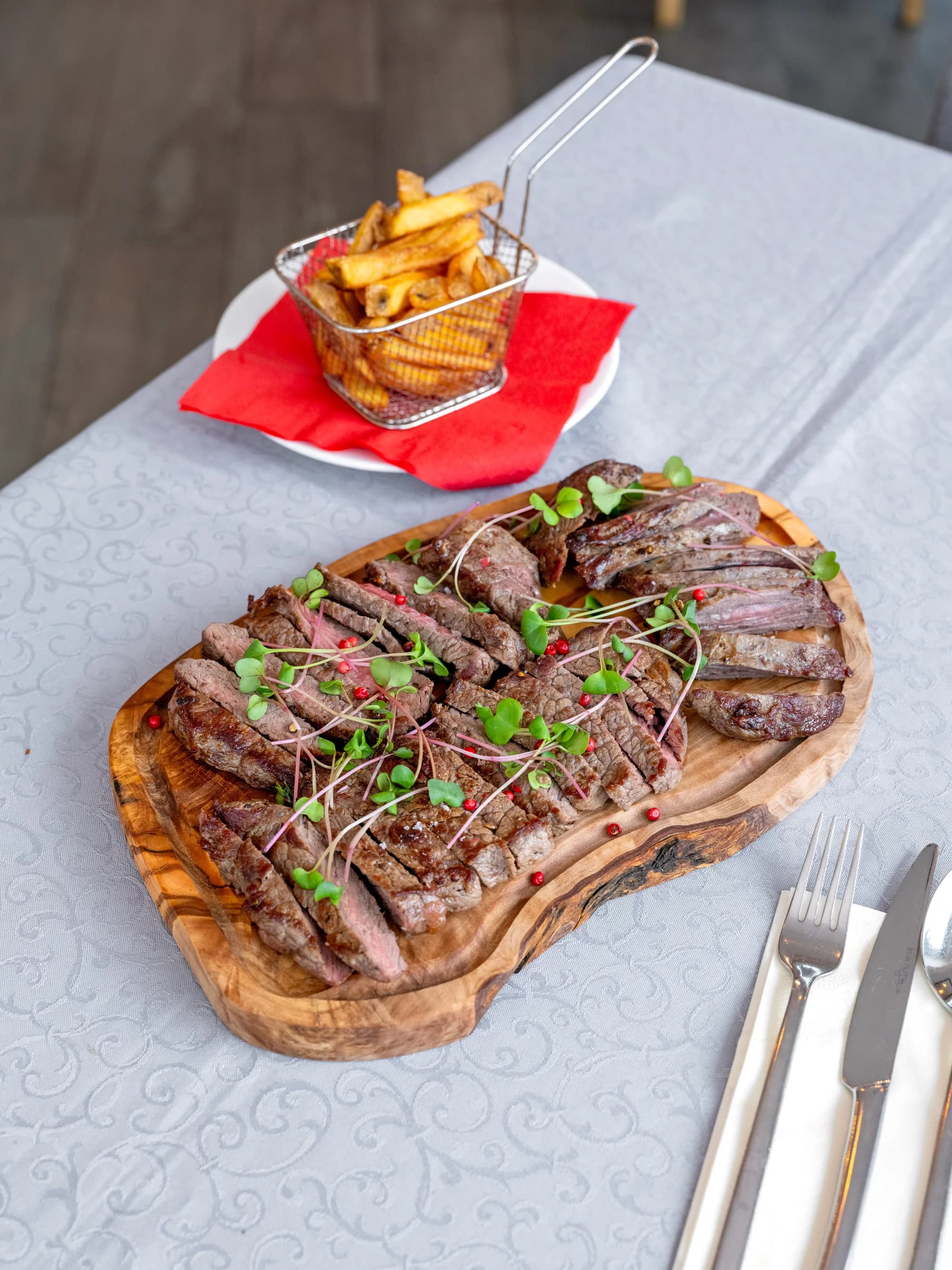Masové prkno se stařenými steaky a přílohami: rib eye, flank a sirloin