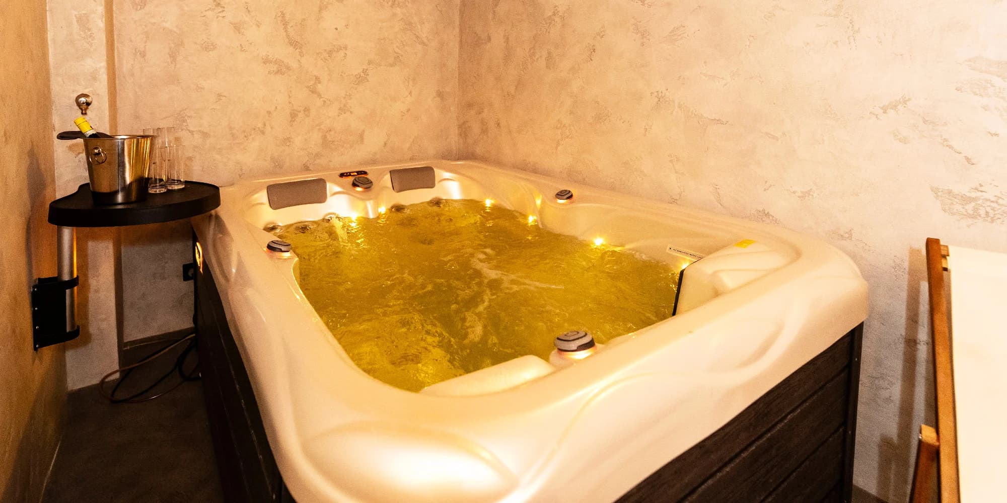 Privátní vířivka na 60 min. s láhví prosecca nebo na 90 min. se sushi pro dva