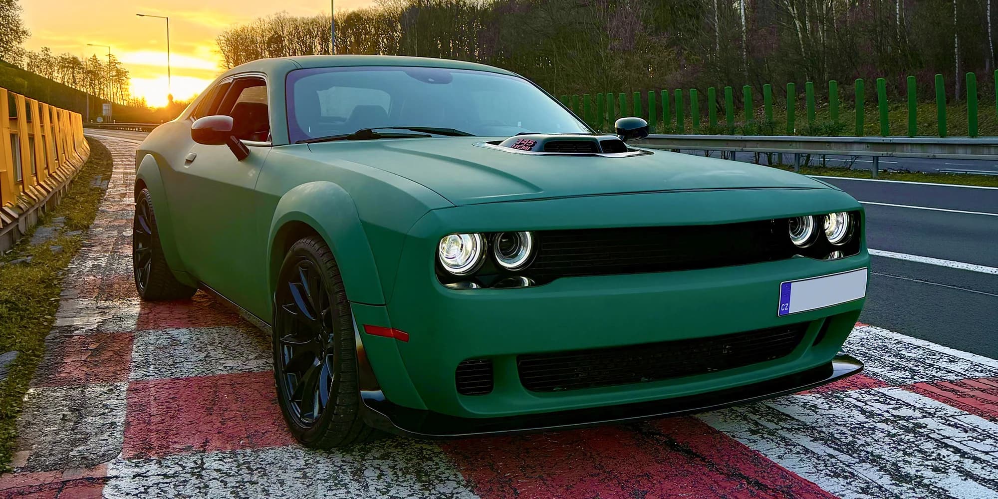 Pronájem Dodge Challenger V8 HEMI SHAKER na 3, 12 nebo 24 hod.