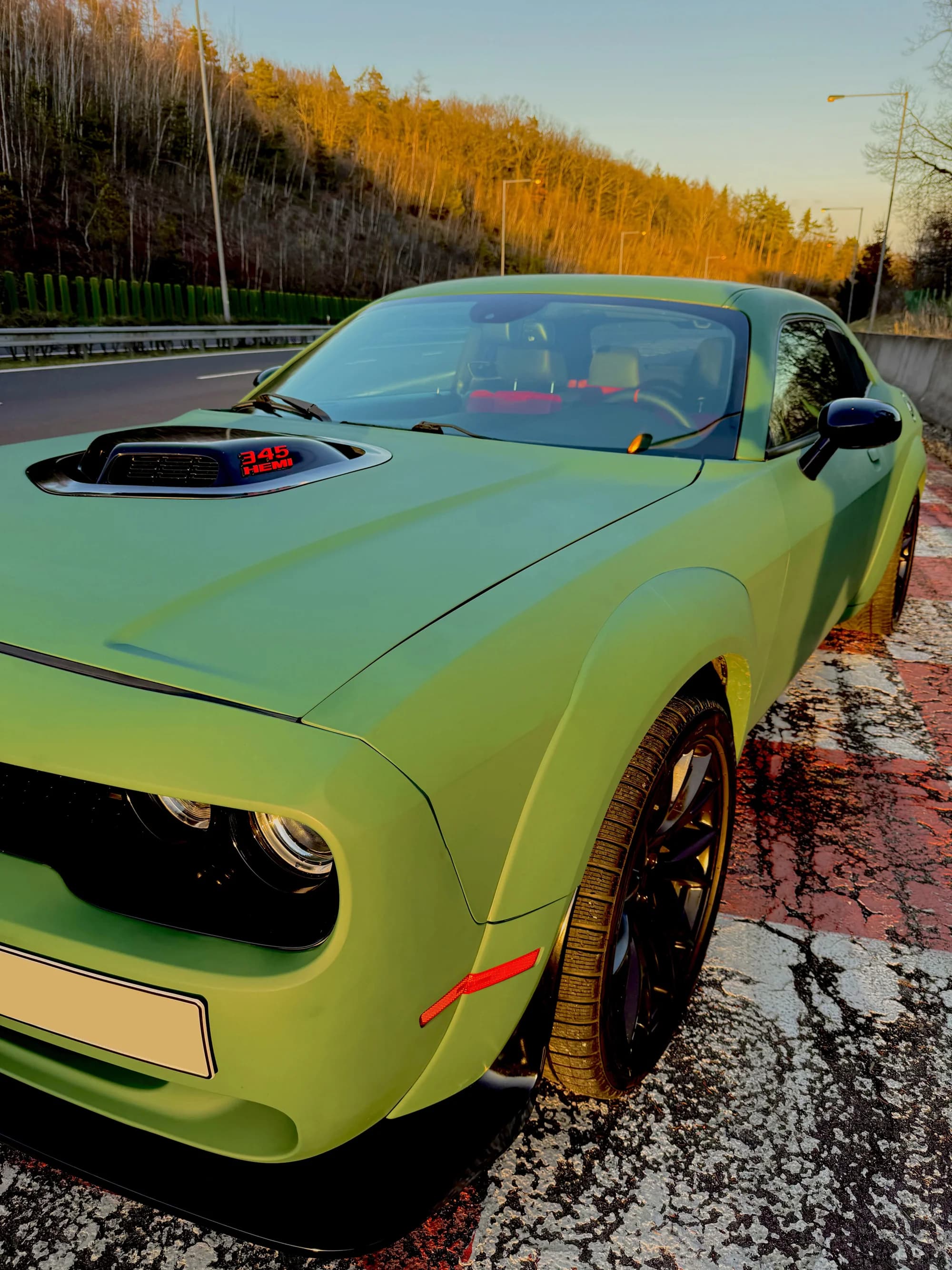 Pronájem Dodge Challenger V8 HEMI SHAKER na 3, 12 nebo 24 hod.