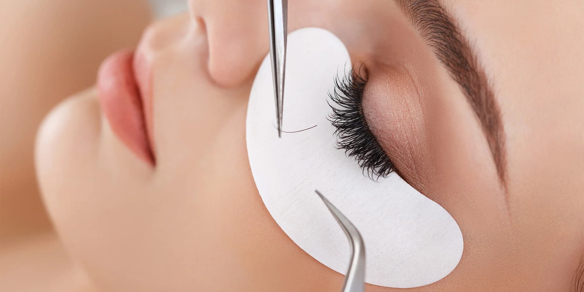 Pro perfektní vzhled: lash lifting či prodloužení řas i laminace a barvení obočí