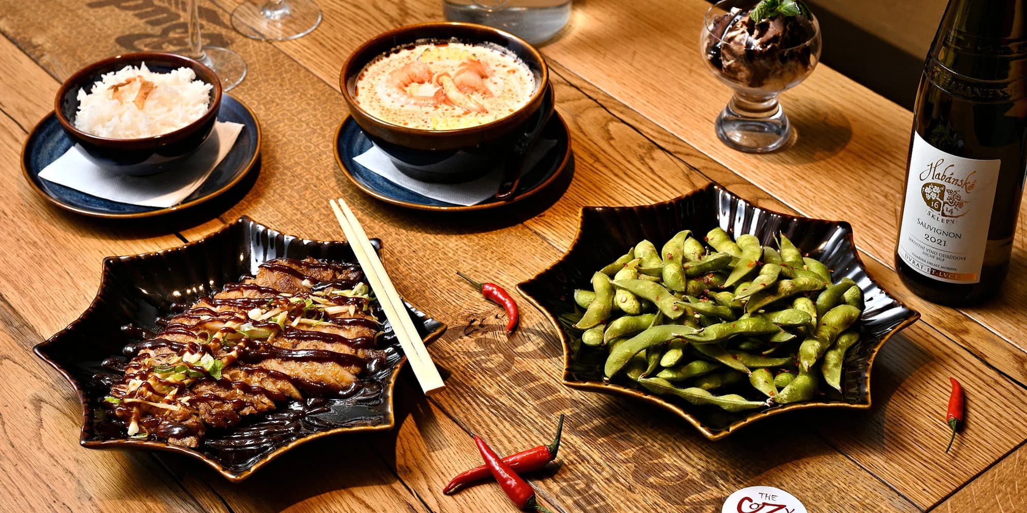 Degustační cesta po Asii i s vínem pro 2 nebo 4 osoby: kachna, úhoř, miso s lososem, dezert