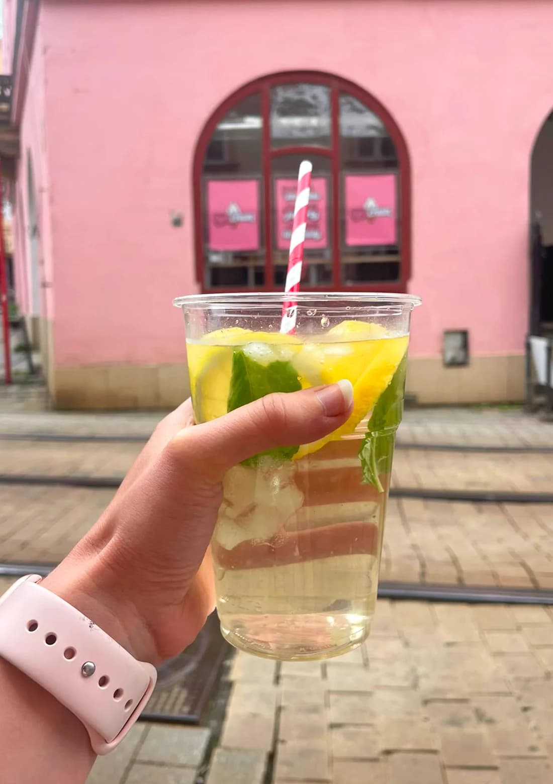 Velká točená zmrzlina s očima i s limonádou či frappé v centru Olomouce