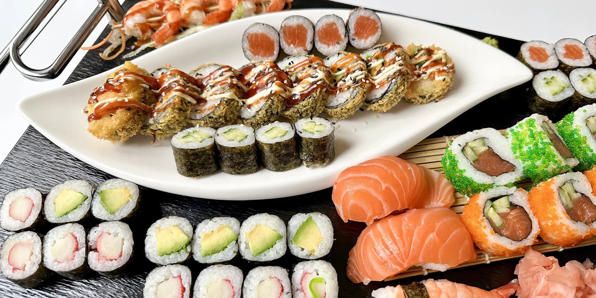 Pestrý sushi set 24, 32 nebo 35 kousků: maki, nigiri i grilované rolky