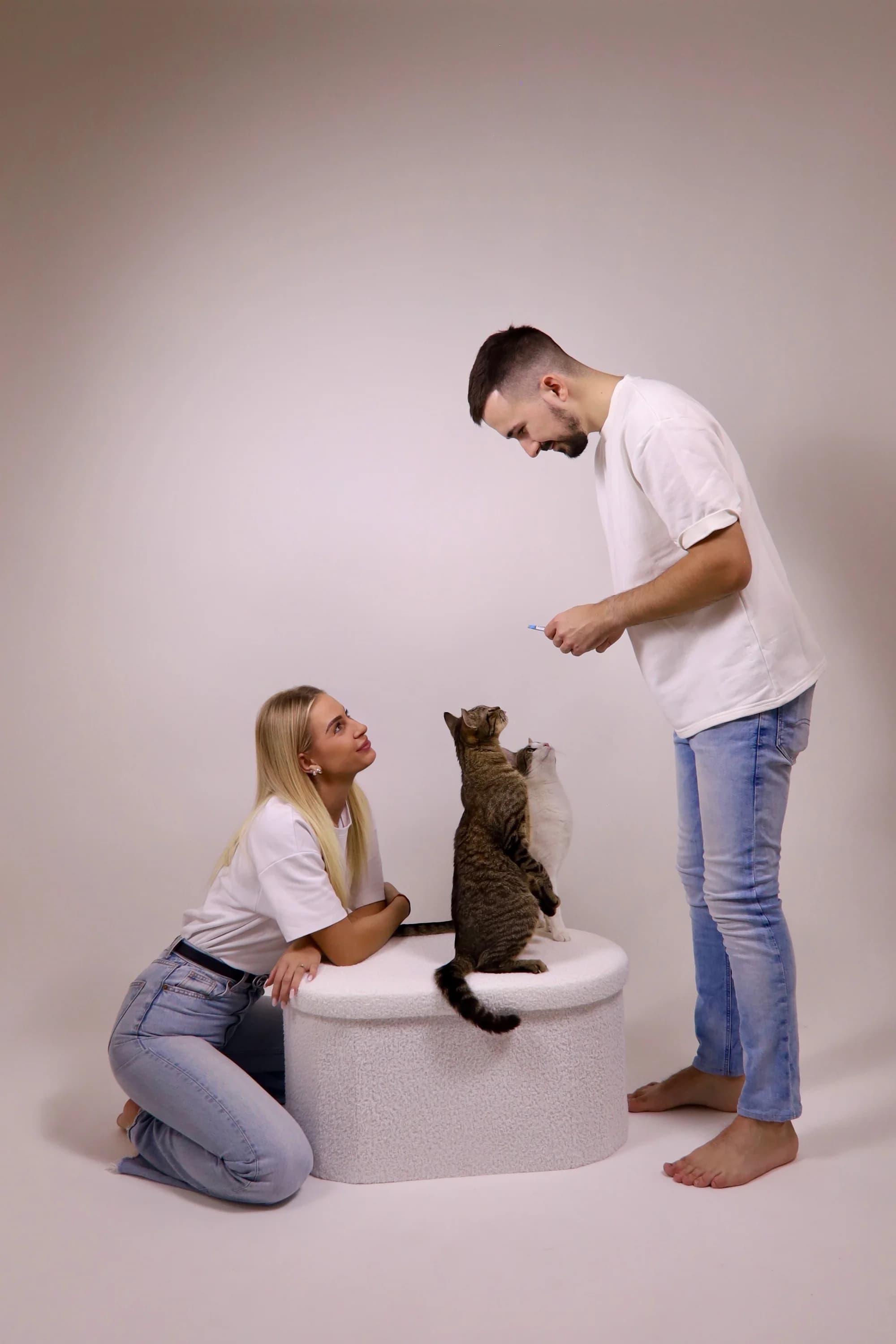 Samoobslužné focení v ateliéru pro 1⁠–⁠10 osob: rekvizity, 3 pozadí a až 300 fotek za hodinu