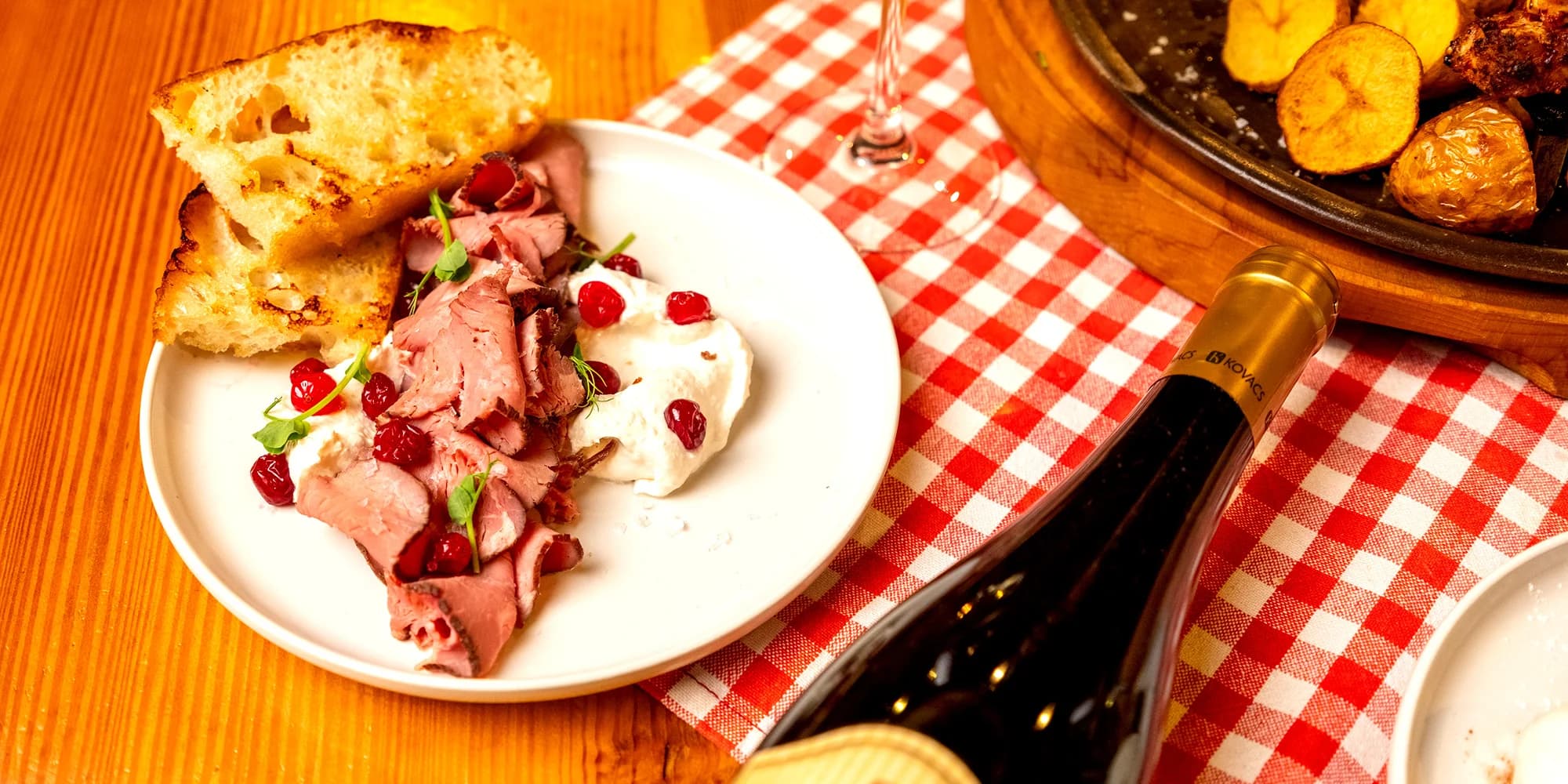 Tříchodové menu s hořícím masovým mečem i vinným párováním pro dva