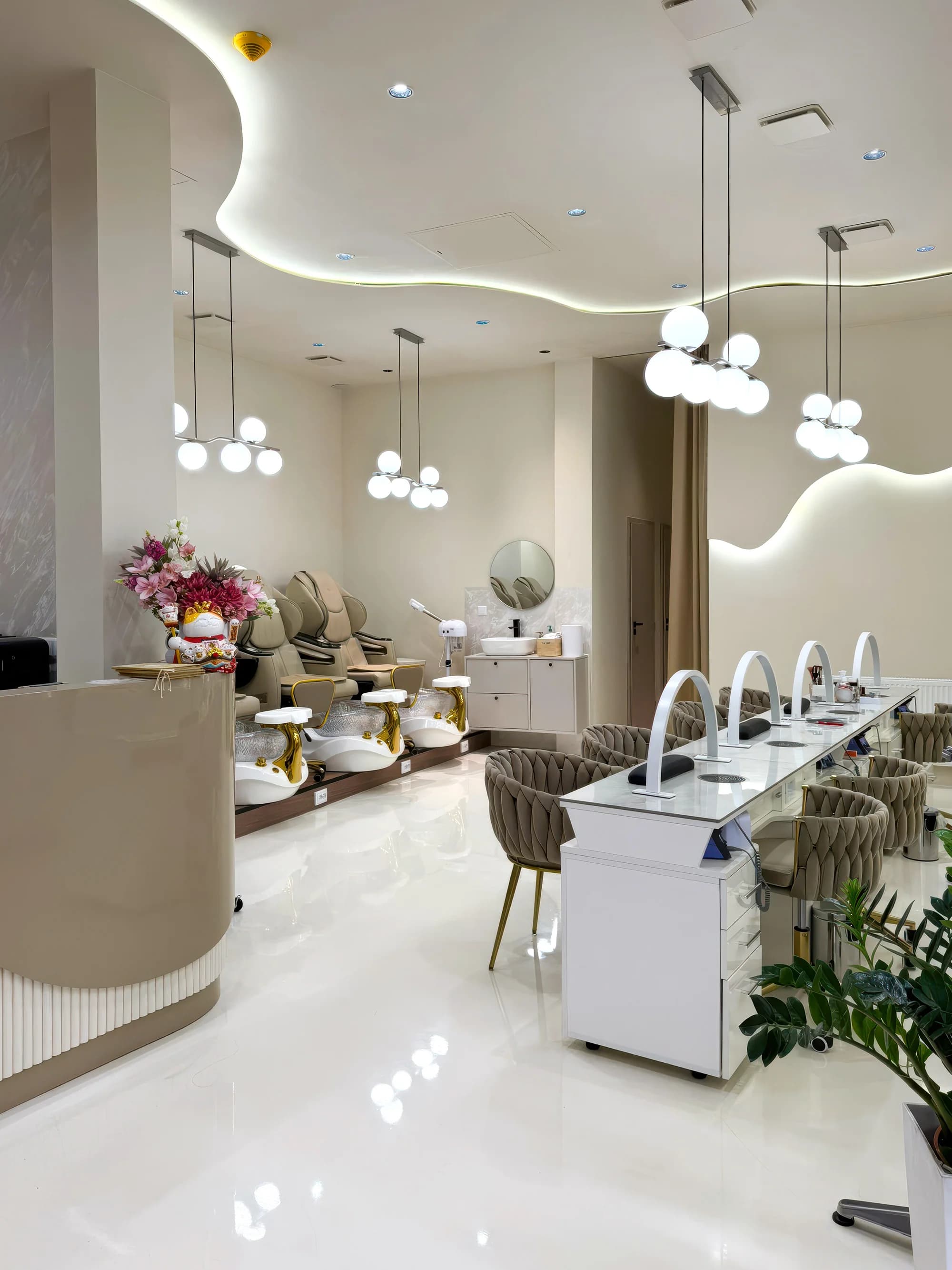 Dámský střih, barvení, melír, balayage i brazilský keratin pro střední i dlouhé vlasy