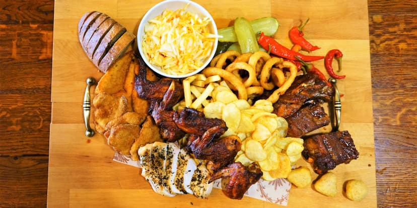 Masové prkno: žebra, řízky, křídla, steaky i trhané maso
