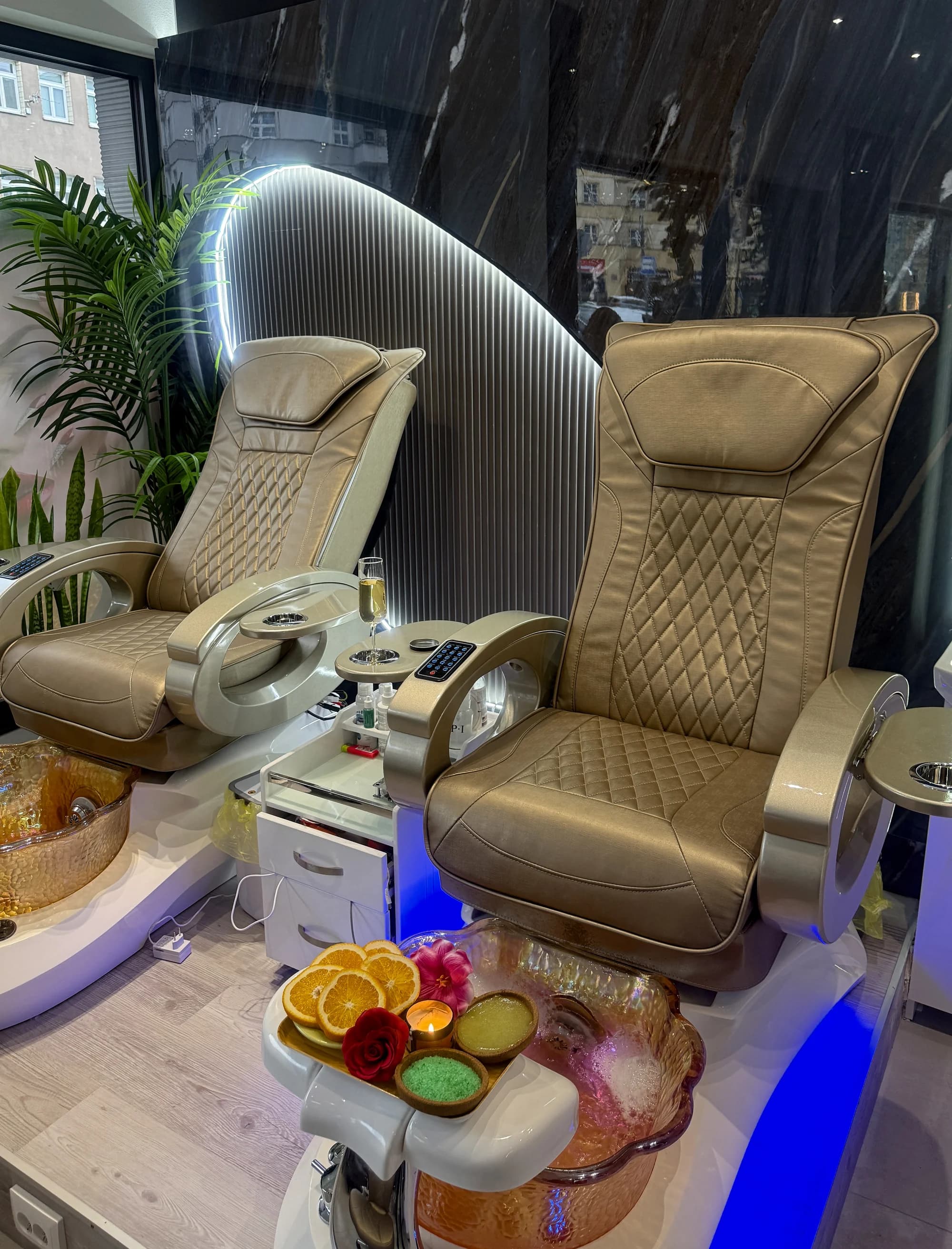 Pedikúra pro krásné nohy: klasická mokrá či luxusní spa Footlogix