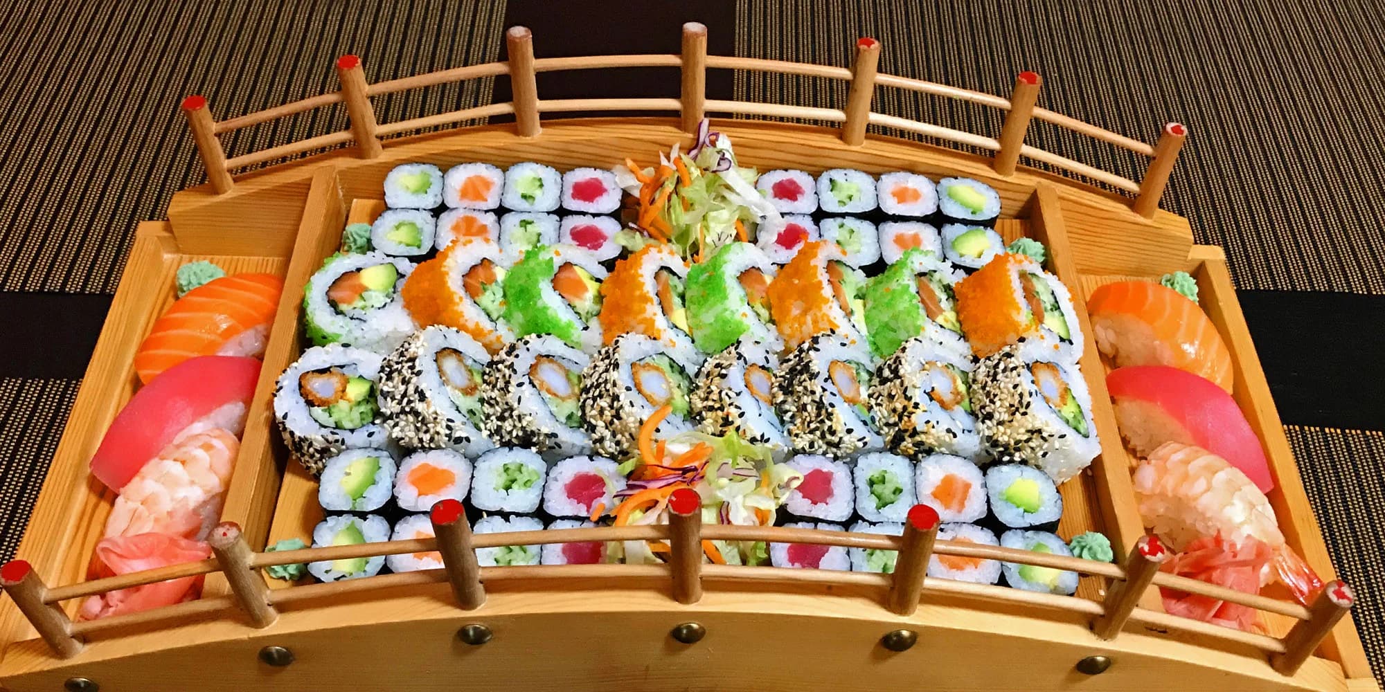 Sety s 24–72 ks sushi i miso polévkami, wakame saláty nebo minizávitky