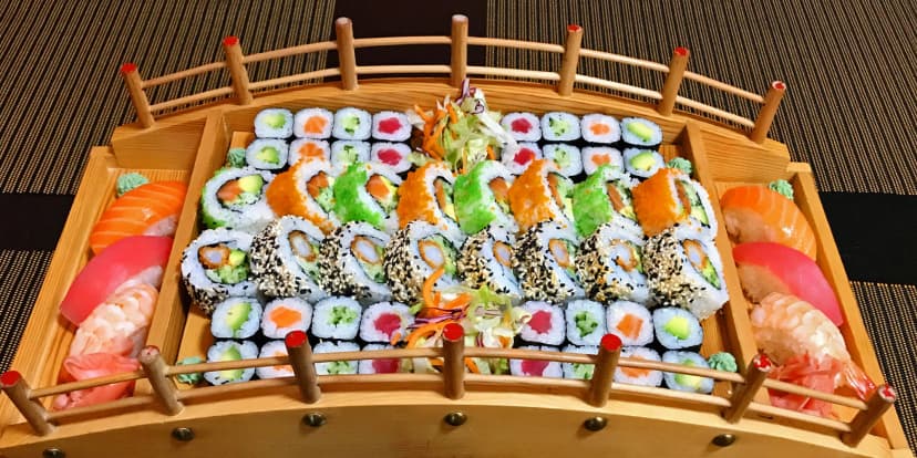 Sety s 24–72 ks sushi i miso polévkami, wakame saláty nebo minizávitky