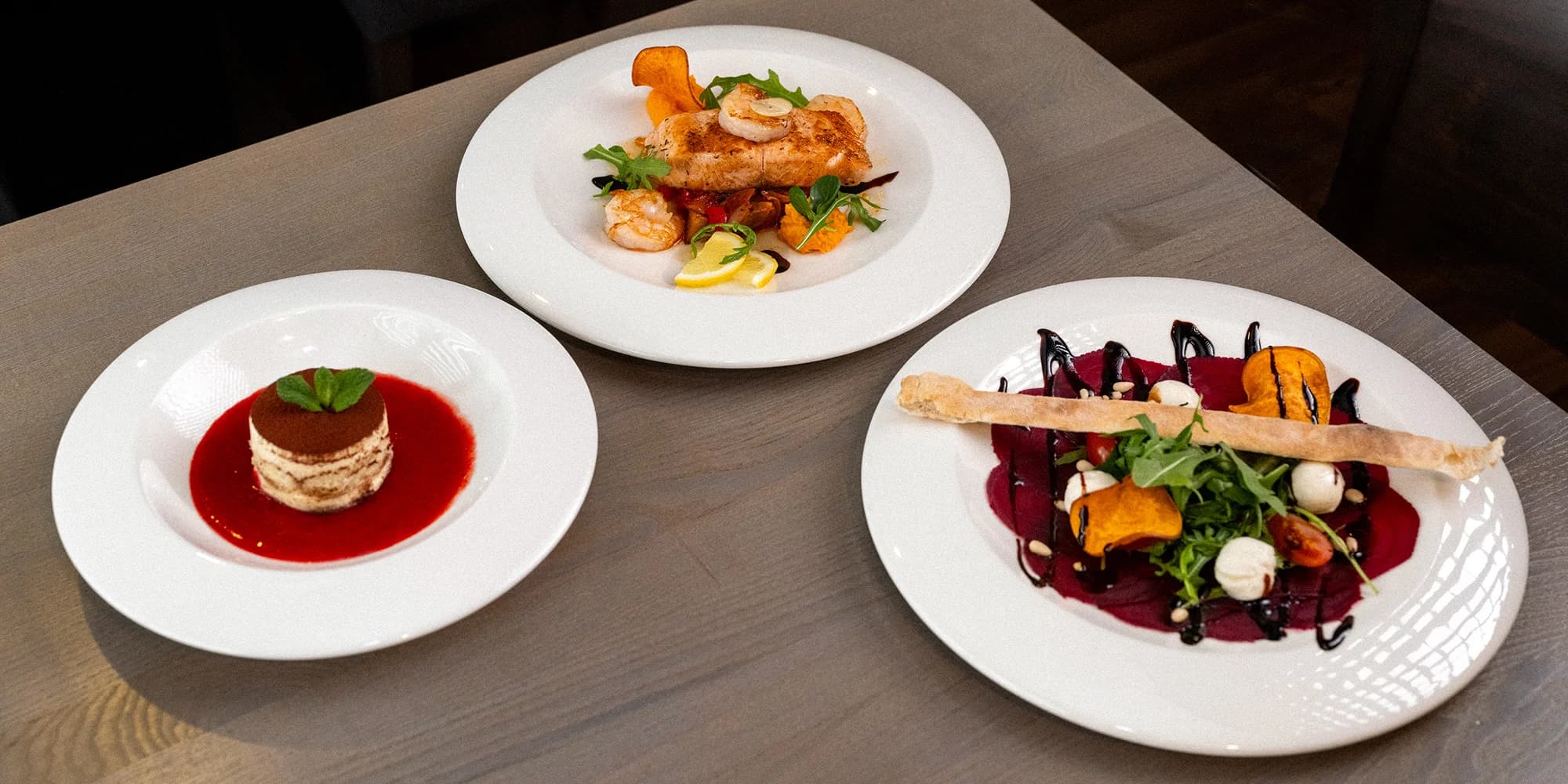 Italské menu pro jednoho nebo dva: carpaccio, losos a krevety, tiramisu