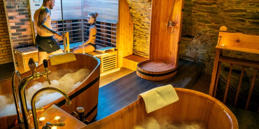 90minutový relax pro 2-4 osoby: privátní pivní lázeň, prohřívací kabina i občerstvení, pivní sůl a pěna jako dárek