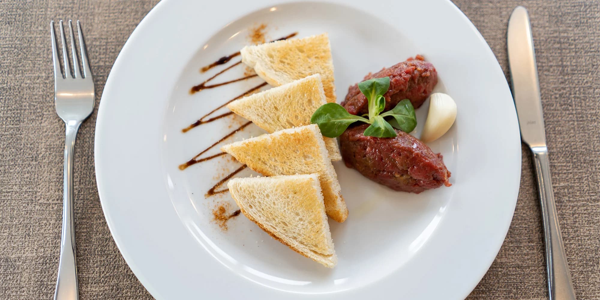 Posezení jako v ráji: menu s tataráčkem, variací steaků a palačinkou se zmrzlinou