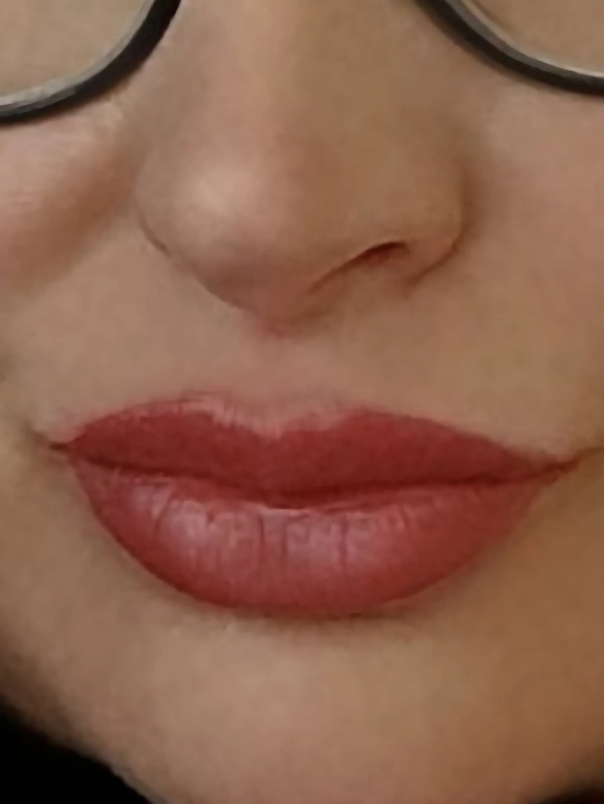 Krásné obočí, svůdné řasy i výrazné rty: profesionální péče a permanentní make-up