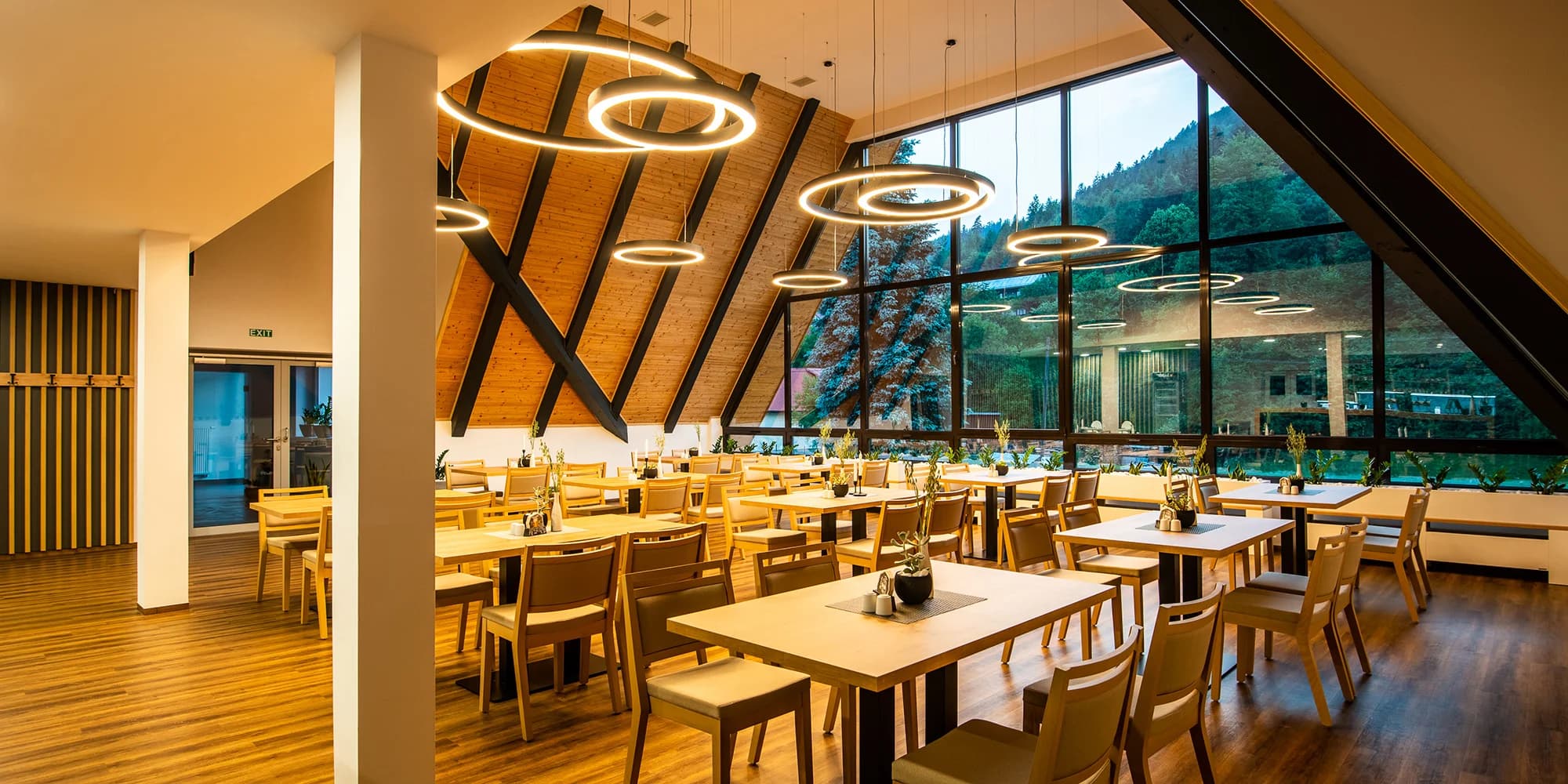 Tříchodové romantické menu pro dva v restauraci s výhledem na Čertovy skály