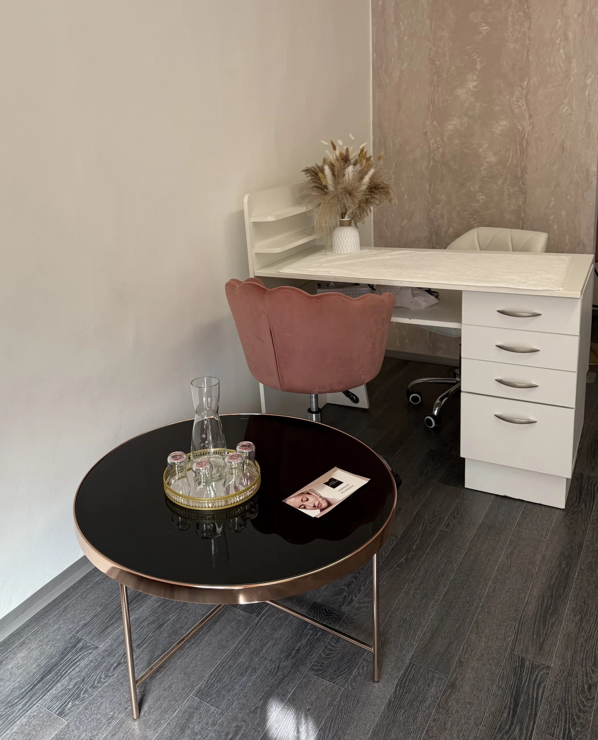 Manikúra s P-Shine, gel lak, francouzská manikúra i SPA manikúra s masáží