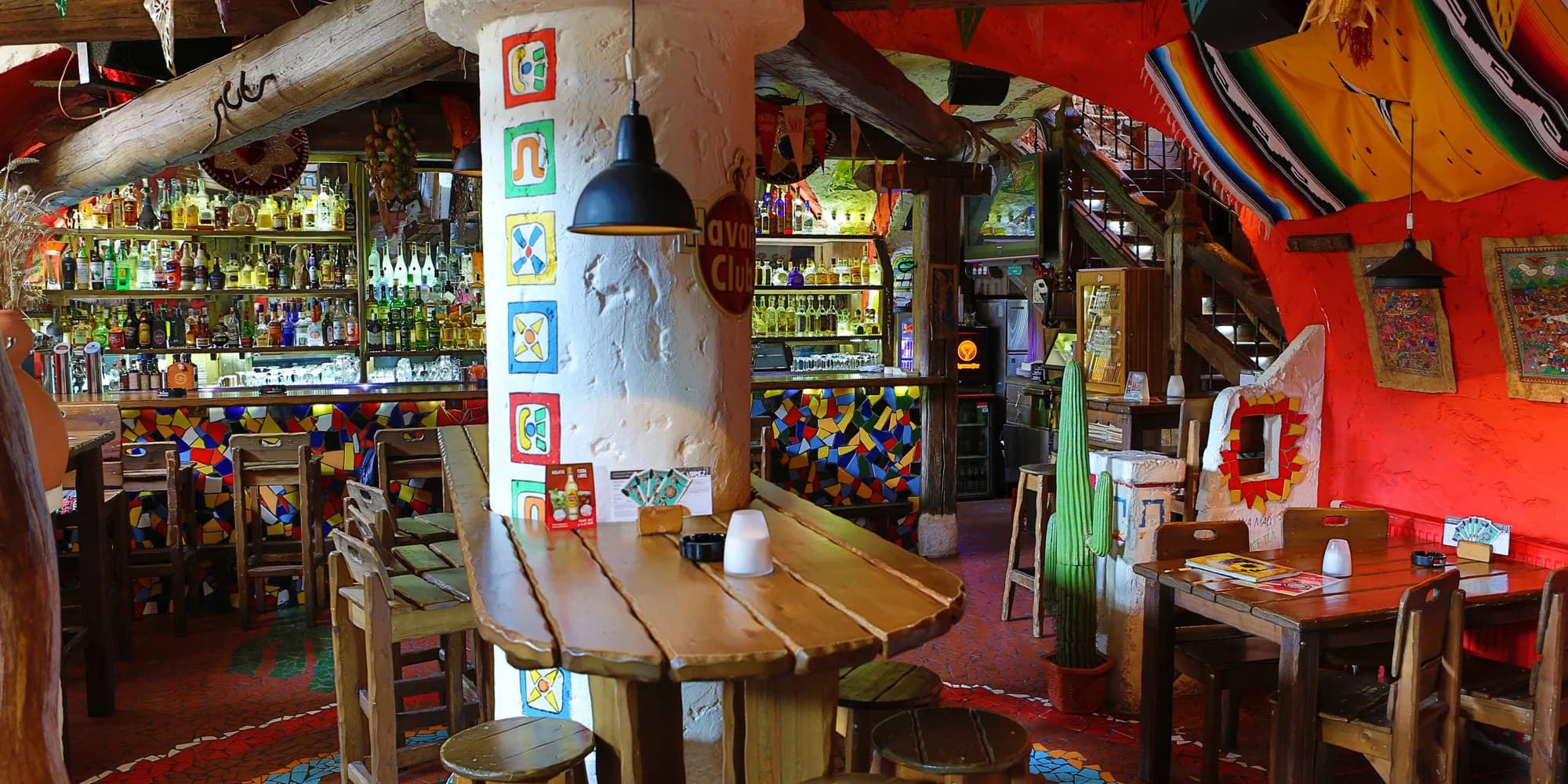Tříchodové menu v mexické restauraci pro 2 osoby: polévka, plato dobrot dle výběru a dezert