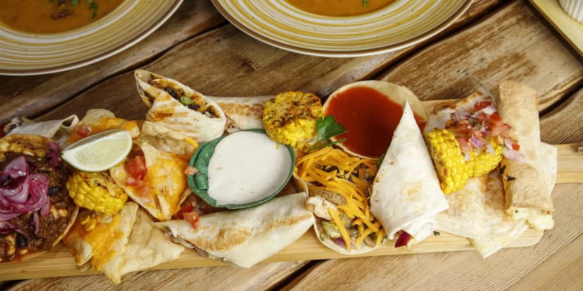 Tříchodové menu v mexické restauraci pro 2 osoby: polévka, plato dobrot dle výběru a dezert