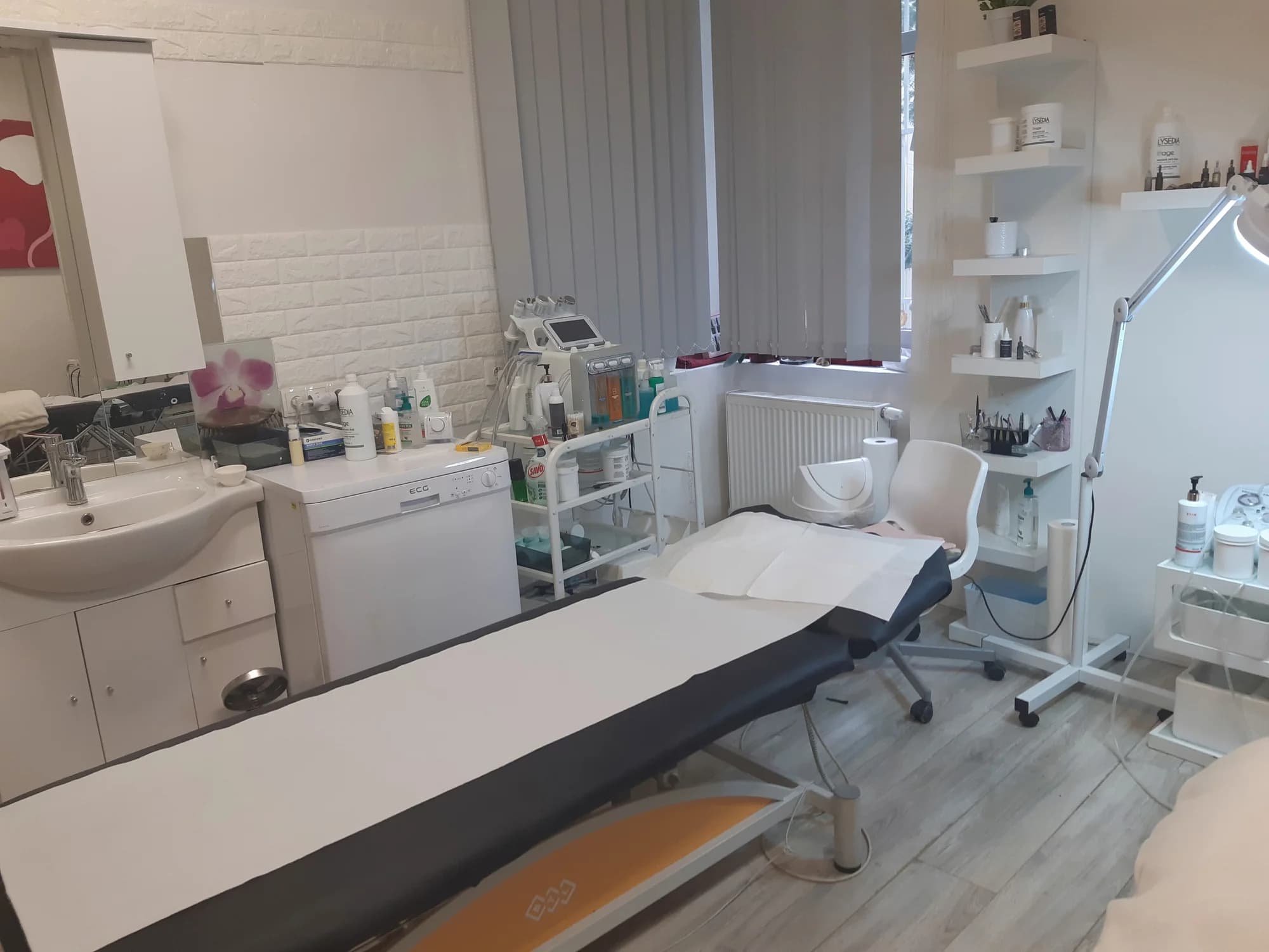 Sbohem chloupky: depilace voskem nebo cukrovou pastou pro ženy i muže