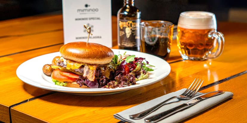 Vstup na Žižkovskou věž a burger z hovězího masa v restauraci Miminoo