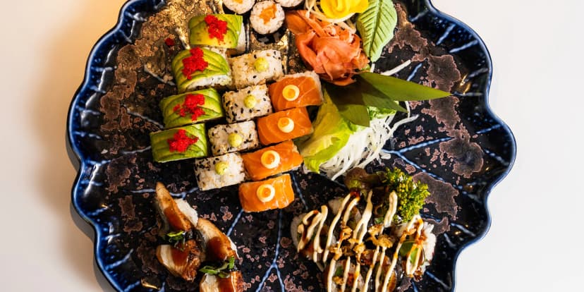 Sushi set s 50 kousky v restauraci v centru Brna: úhoř, losos, tuňák i procecco na přípitek