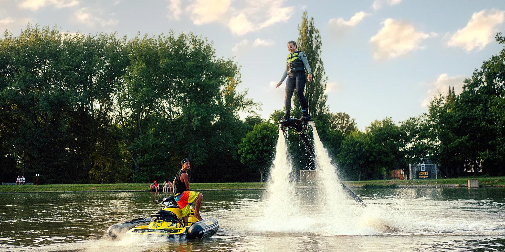 Vyzkoušejte vodní sporty s Petrem Civínem: flyboard, hoverboard, paddleboard, skimboard i e‑foil a vodní skútr