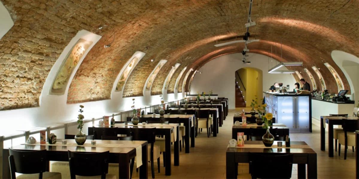 Masový talíř ve sklepní restauraci Baroko: řízky i plátky panenky a kuřecího