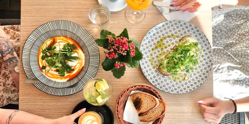 Voucher v hodnotě 300–1 000 Kč do kavárny na Vinohradech: káva, matcha, koláče i brunche