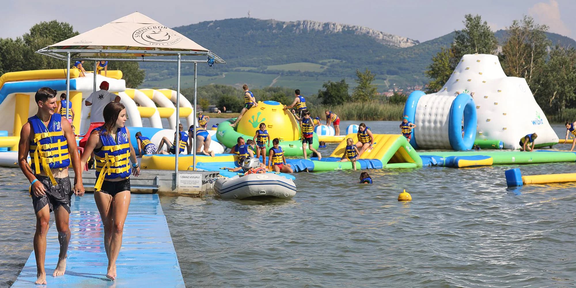 Vstupenka na vodní skákadla: trampolíny, prolézačky i vodní válec