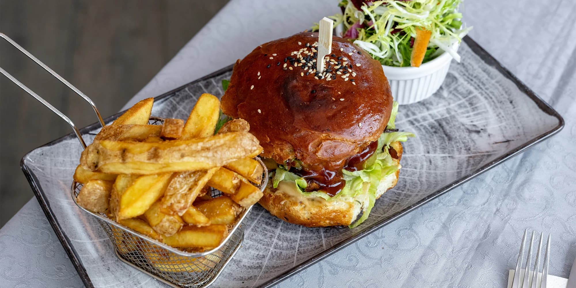 Domácí hovězí burger se steakovými hranolky pro jednu či dvě osoby