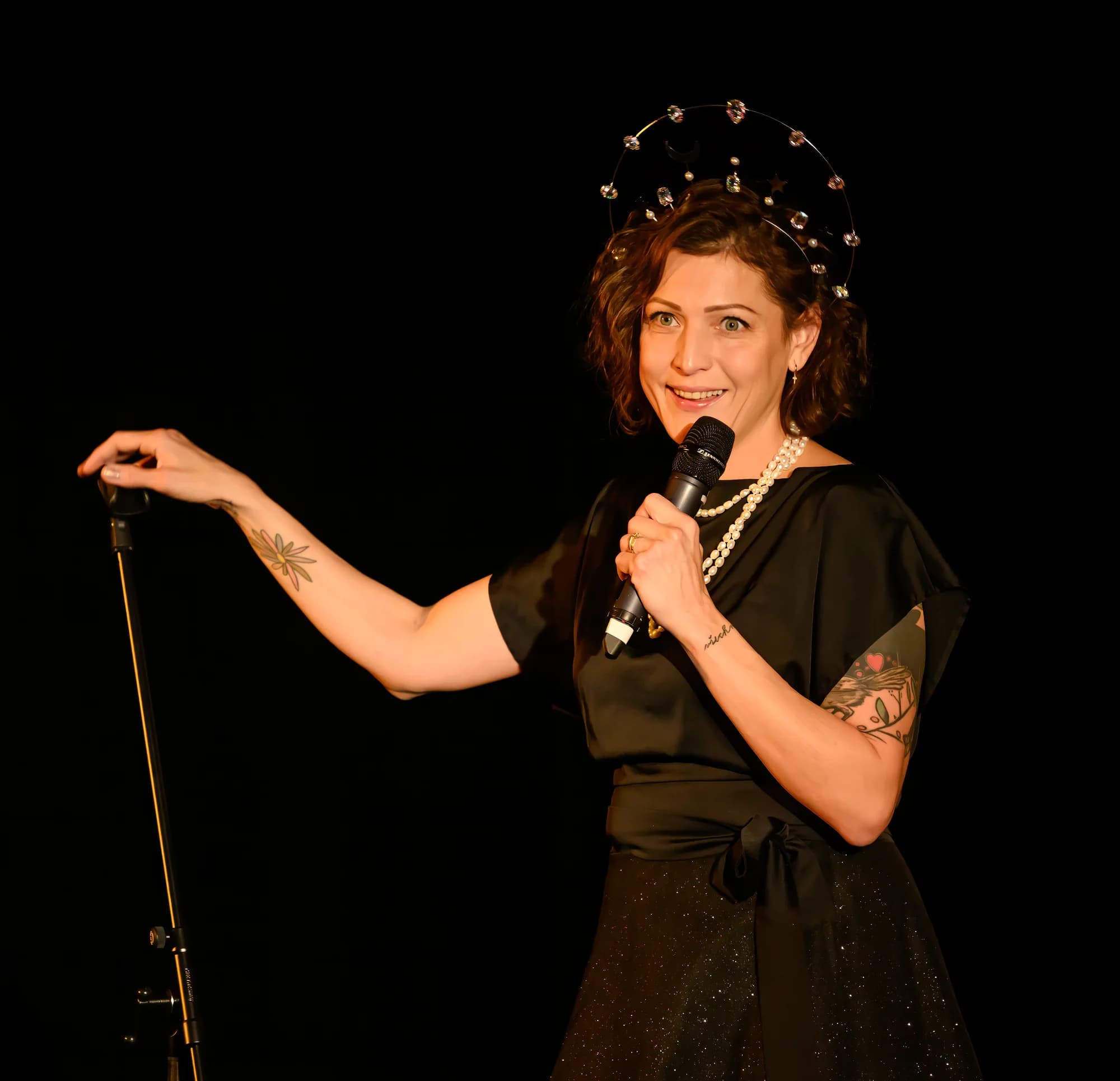 Letní scéna Harfa: vstupenka na stand-up Adély Elbel Trojjediná