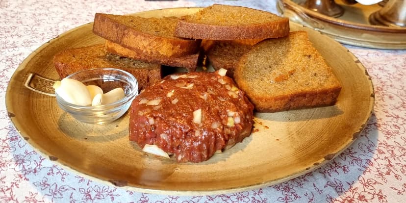 Tatarák z falešné svíčkové s topinkami: 150 nebo 300 g masa