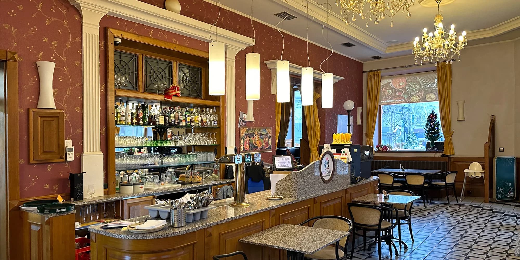Indické menu pro 2–4 osoby: hlavní jídlo dle výběru, příloha, dezert i nápoj