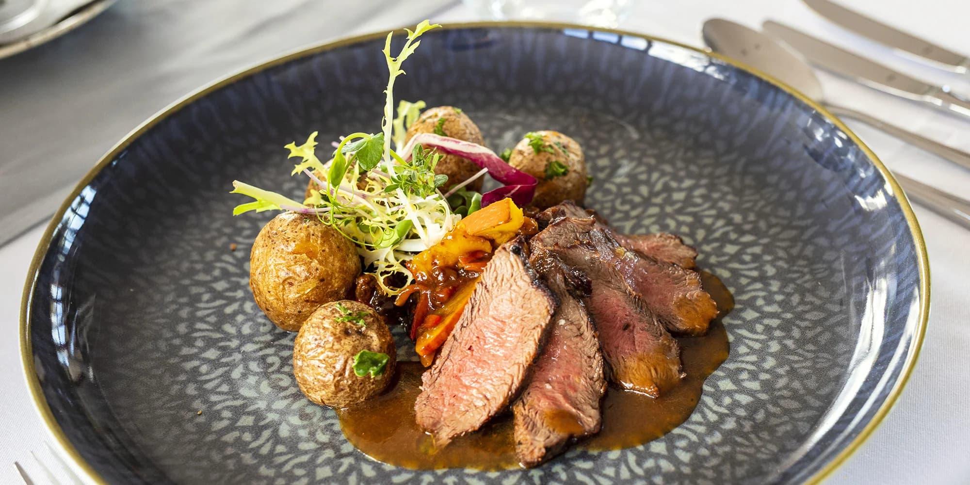 Steakové degustační menu mix grill: carpaccio, steaky z vyzrálého hovězího i sladký dezert