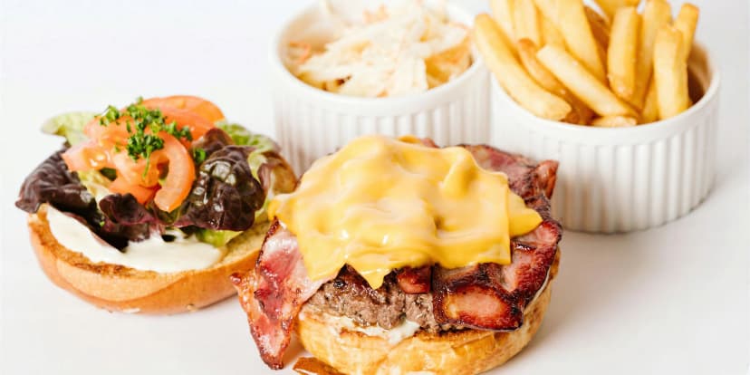 Vymazlená quesadilla nebo burger ze 4 druhů, příloha a nápoj pro 1 i 2 osoby