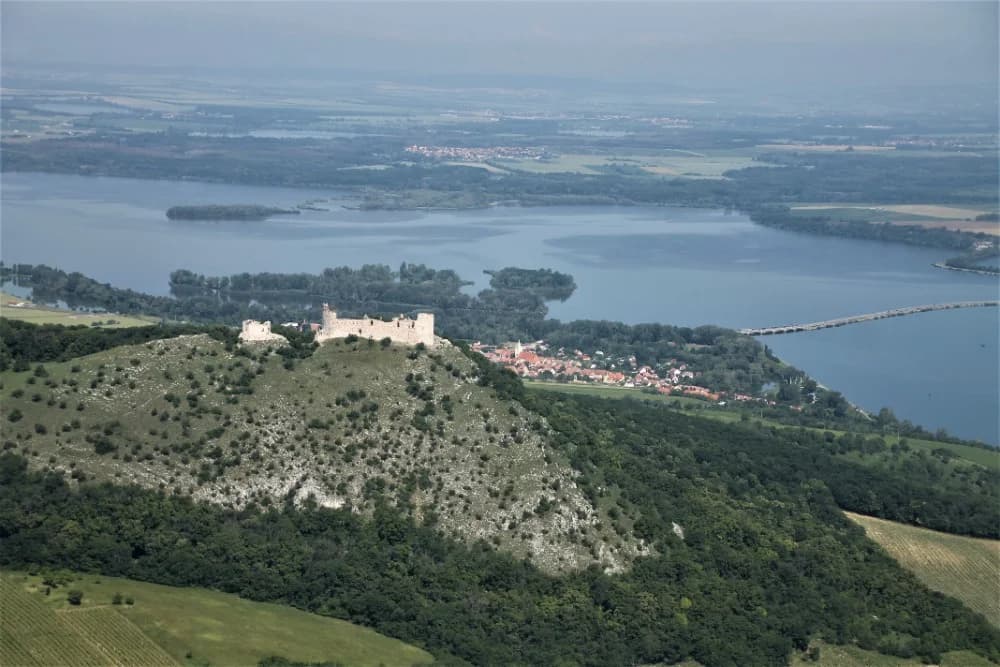 Vzneste se a kochejte se: vyhlídkový let nad Pálavou a Lednicí