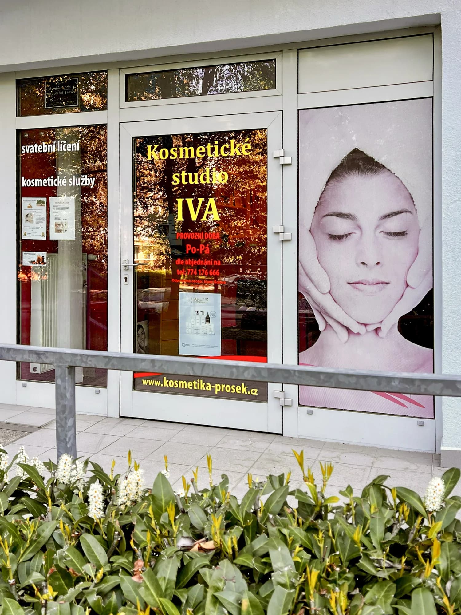 Manuální lifting s úpravou obočí nebo řas či kosmetické ošetření pleti s denním líčením