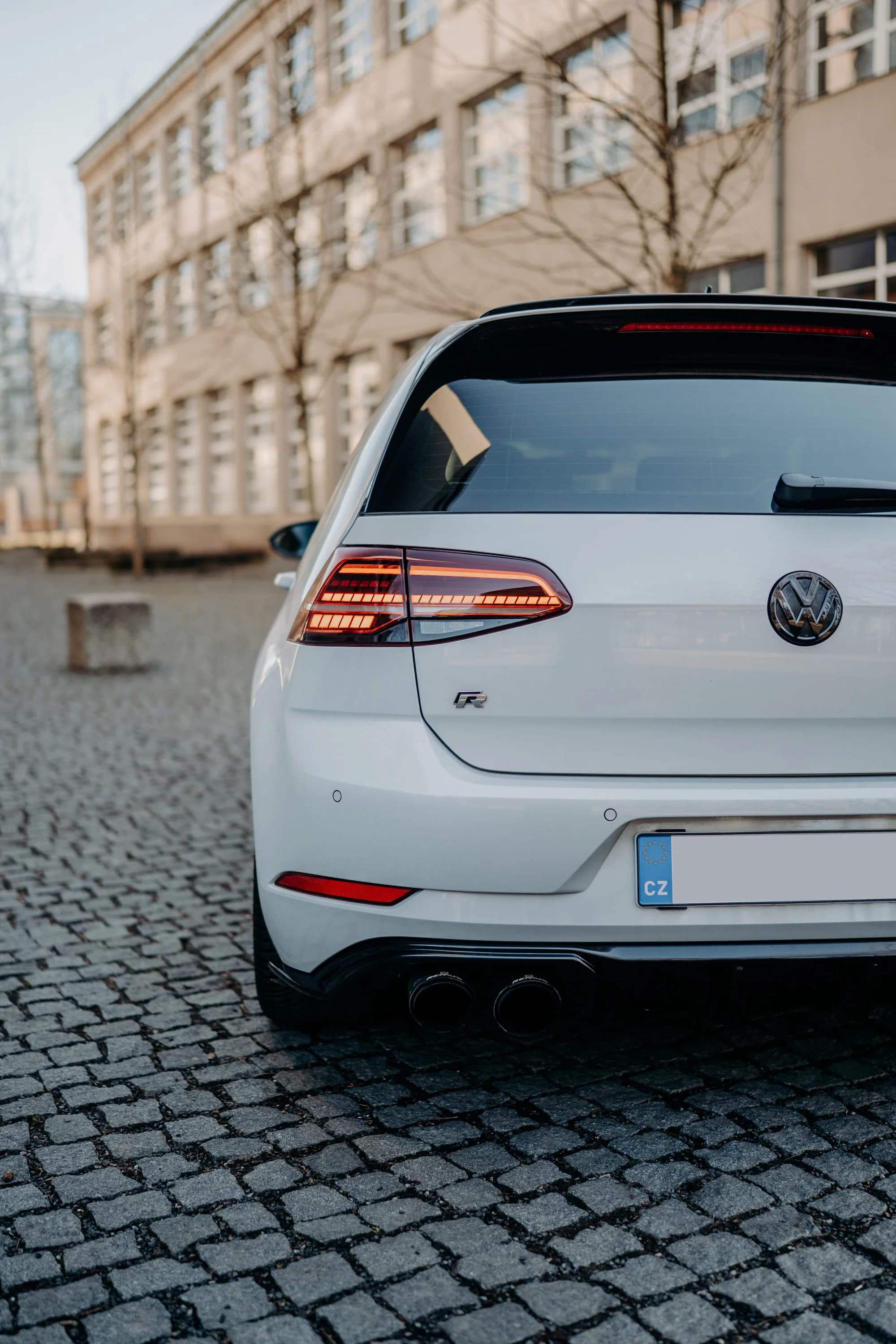 Pronájem Volkswagenu Golf 7.5 R s výkonem 380 koní na 1, 2 nebo 3 dny