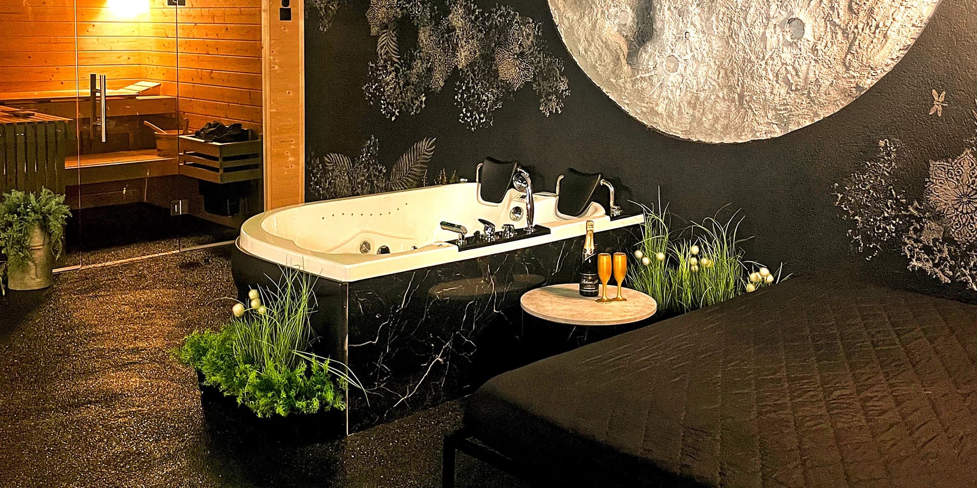 Noc v privátním wellness pro dva: sauna, vířivka, láhev sektu i ovocná mísa